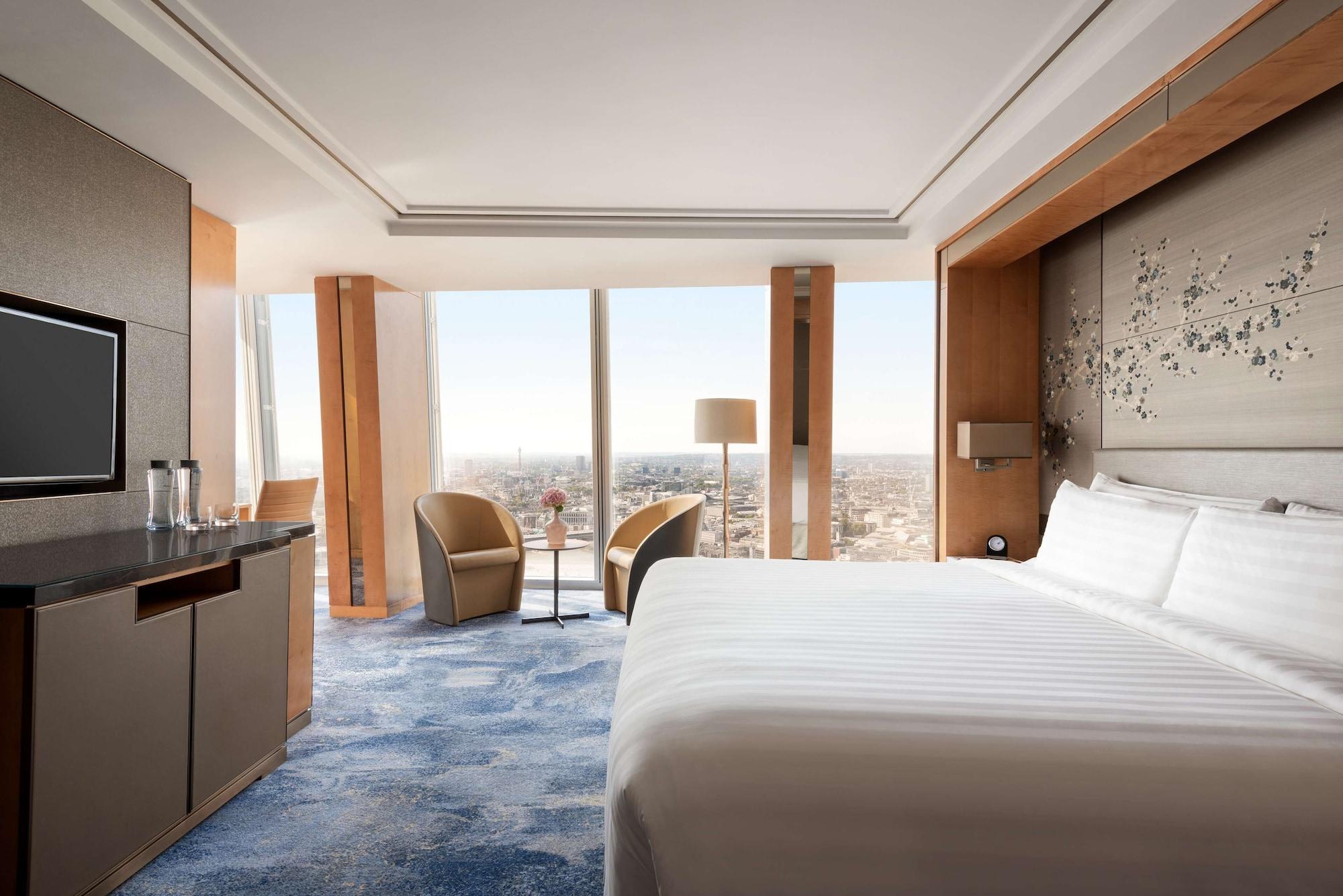 Shangri-La The Shard, London Luaran gambar A guest room at the Ritz-Carlton, DIFC