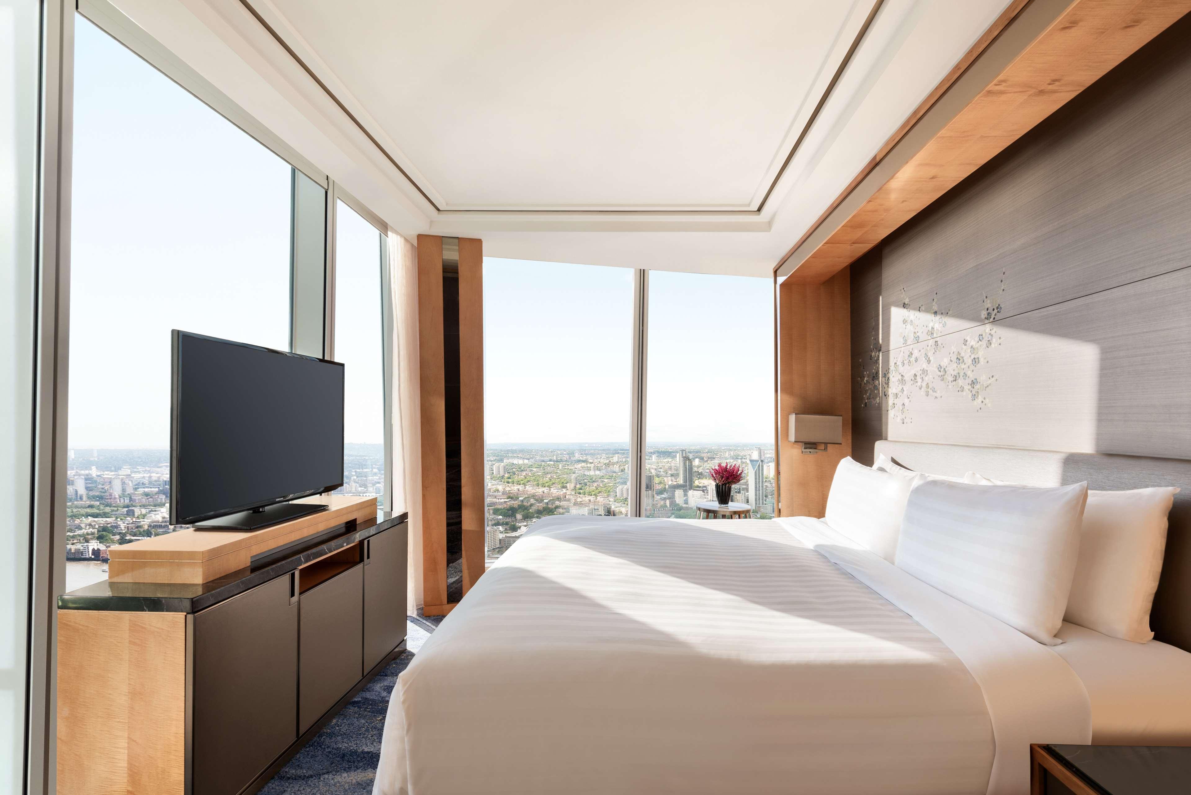 Shangri-La The Shard, London Luaran gambar A bedroom at the West Hollywood hotel