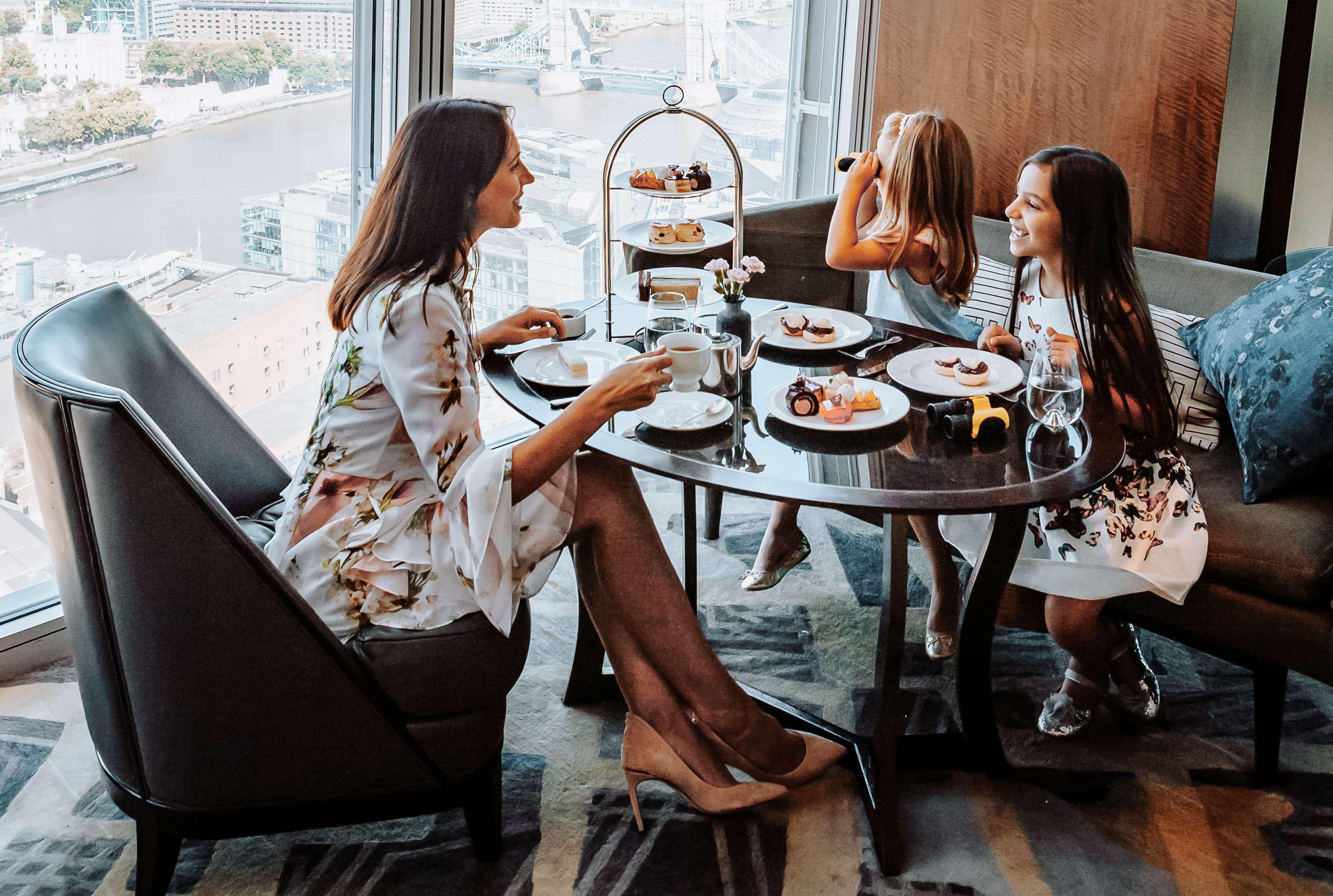 Shangri-La The Shard, London Luaran gambar Afternoon tea at the Ritz-Carlton, DIFC, Dubai