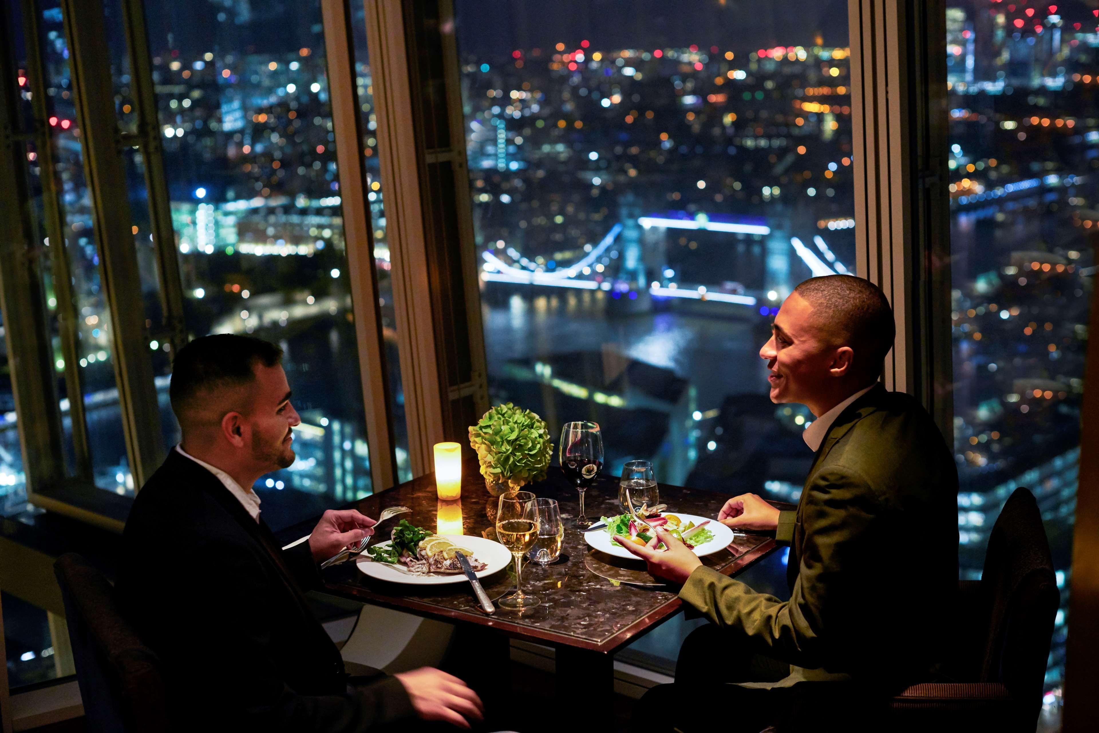Shangri-La The Shard, London Luaran gambar Diners at the restaurant