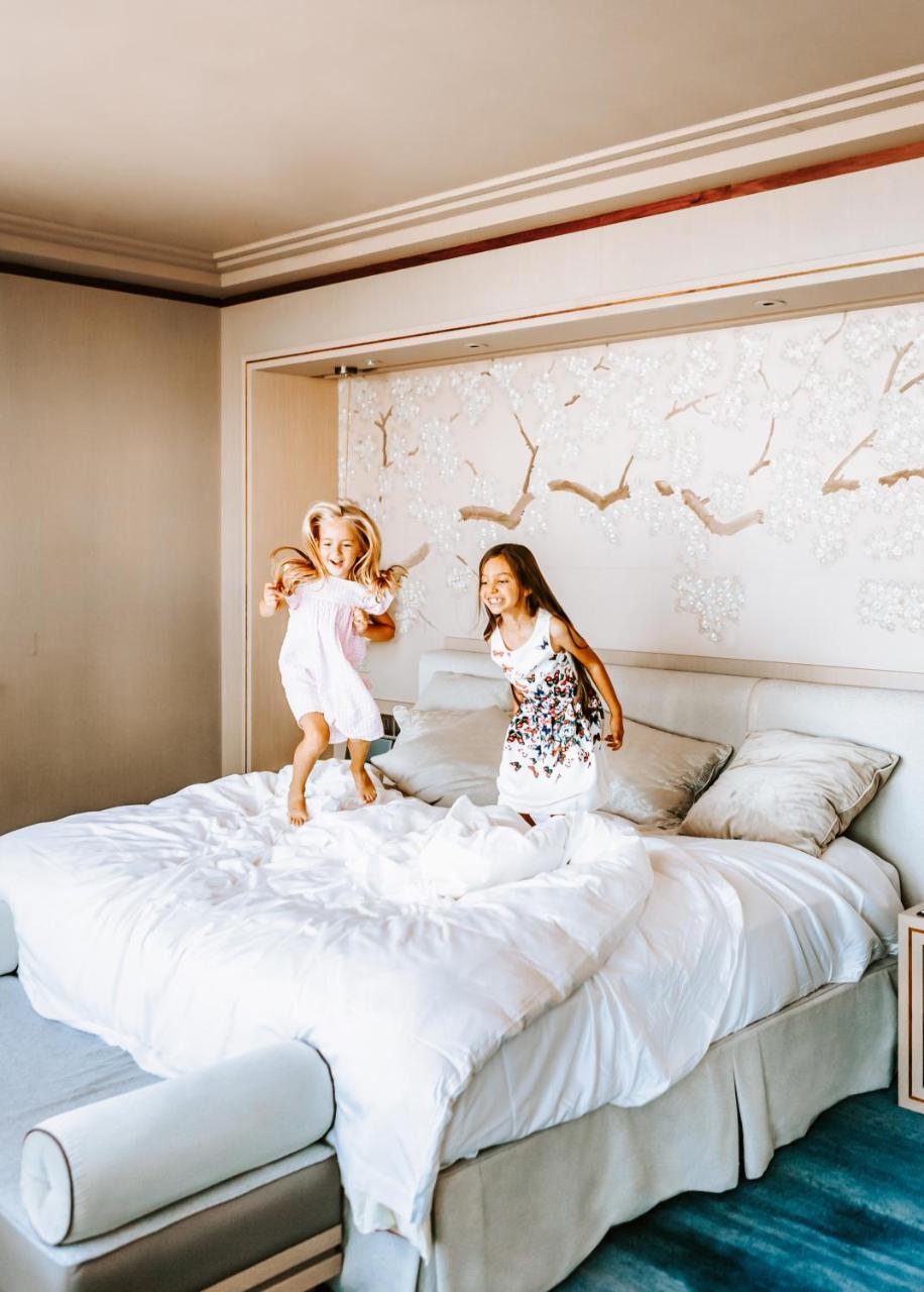 Shangri-La The Shard, London Luaran gambar Two children jumping on a bed